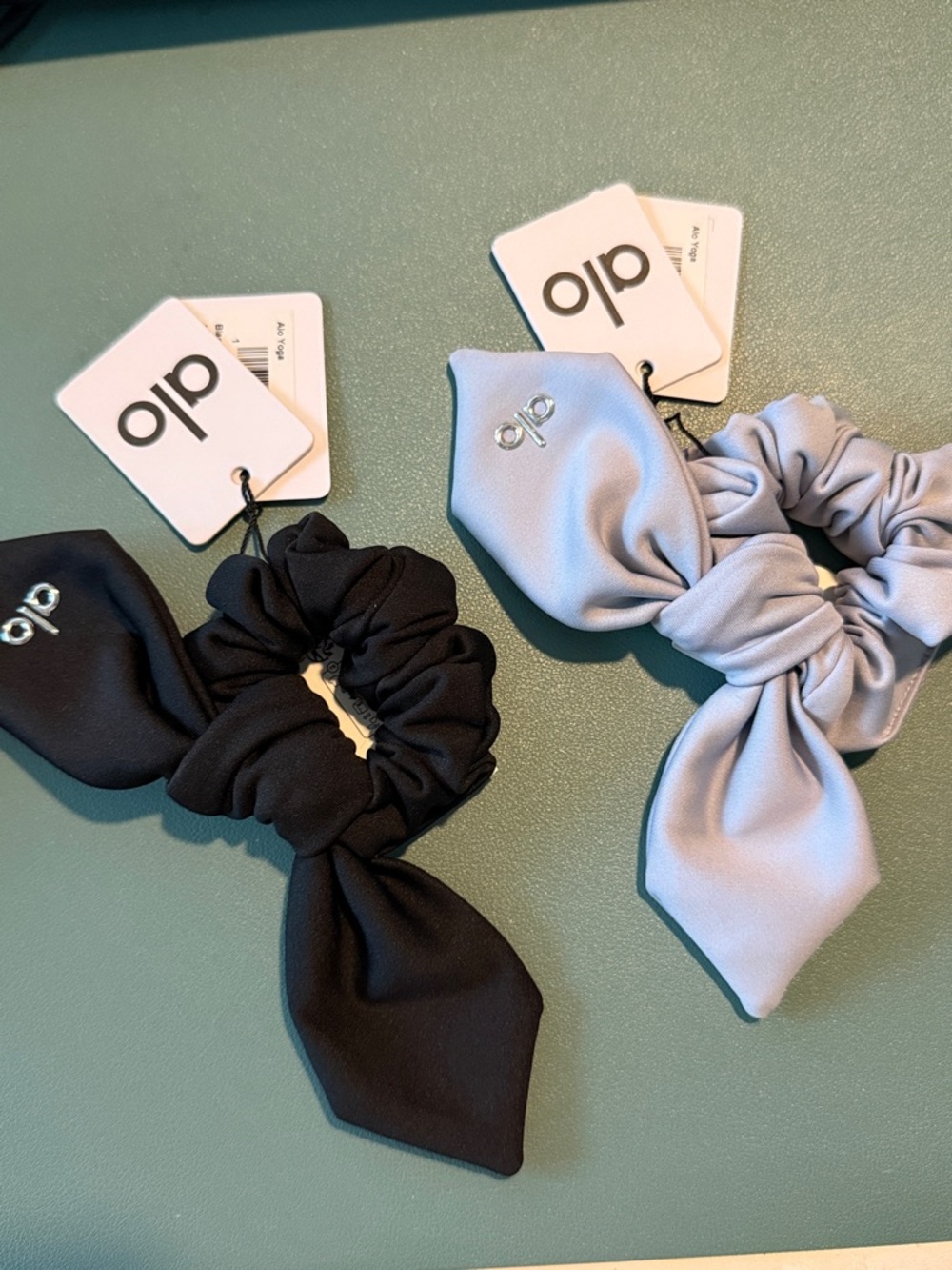 ALO bundle of 2 Airlift Rhythm Scrunchie Winter Frost Black NWT ❄️🖤$96